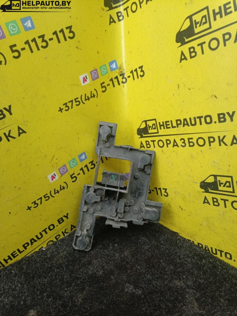 панель заднего правого фонаря Ford Mondeo 2 поколение (1996 - 2000), 1.8 л., бензин, серебро, седан - фото №1