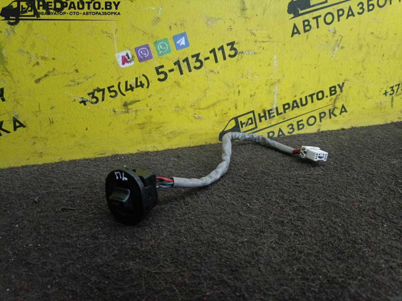 кнопка стеклоподъемника переднего левого Nissan Primera P10 1996, 1.6 л., GA16DE, бензин, МКПП, бордовый, универсал - фото №1