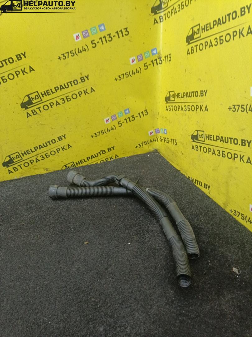водосток капота Chrysler Voyager 3 поколение 1998, 2.4 л., EDZ, бензин, МКПП, зеленый, минивэн, передний привод - фото №1