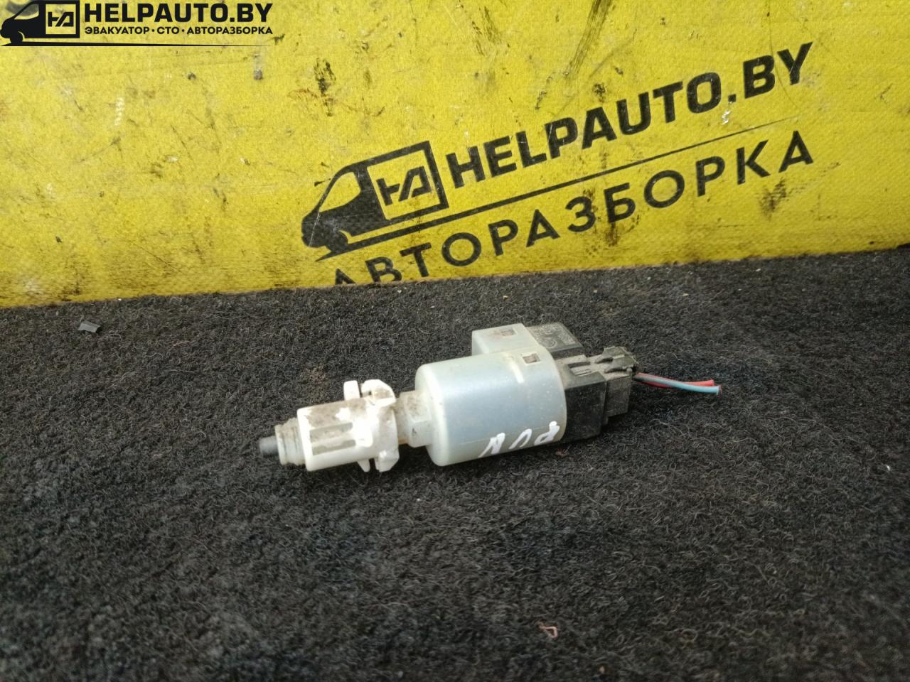 Датчик педали тормоза (лягушка) Fiat Punto 1 поколение 1997, 1.2 л., бензин, МКПП, синий, хетчбэк 5 дв. - фото №1