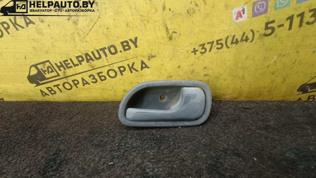 ручка внутренняя передняя правая Kia Sephia 1 поколение 1993, 1.5 л., бензин, МКПП, белый, седан - фото №1