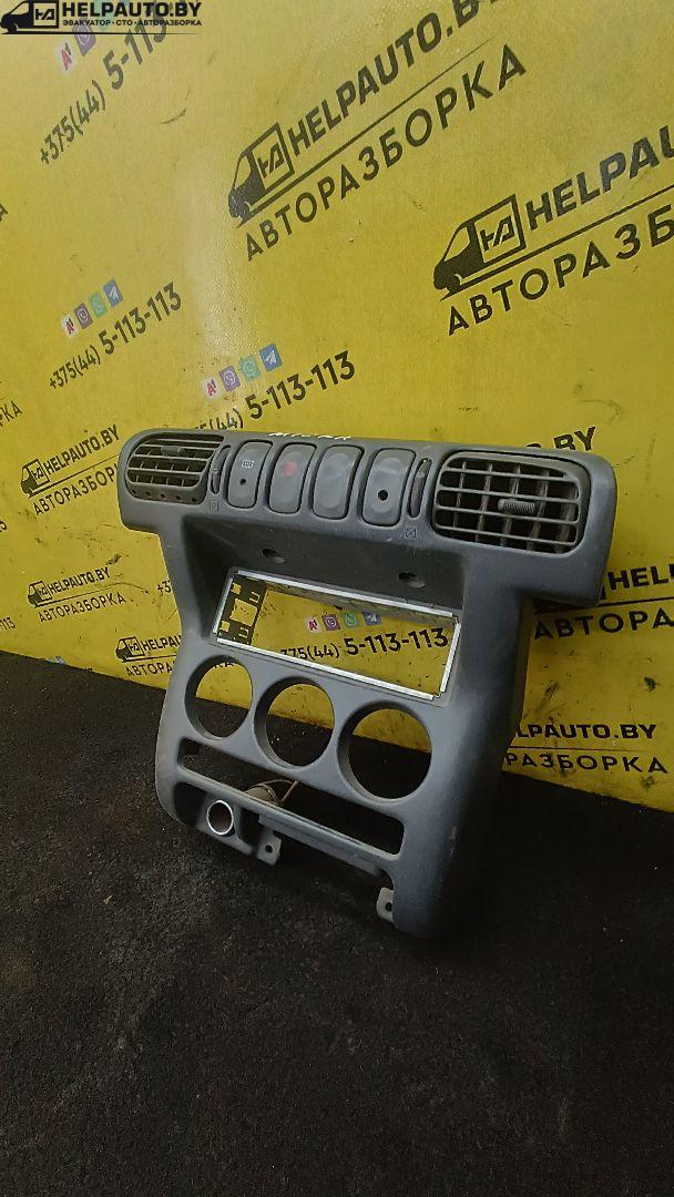 накладка на торпедо (консоль) Nissan Micra 2 поколение (K11) 1994, 1.0 л., бензин, МКПП, хетчбэк 3 дв. - фото №1
