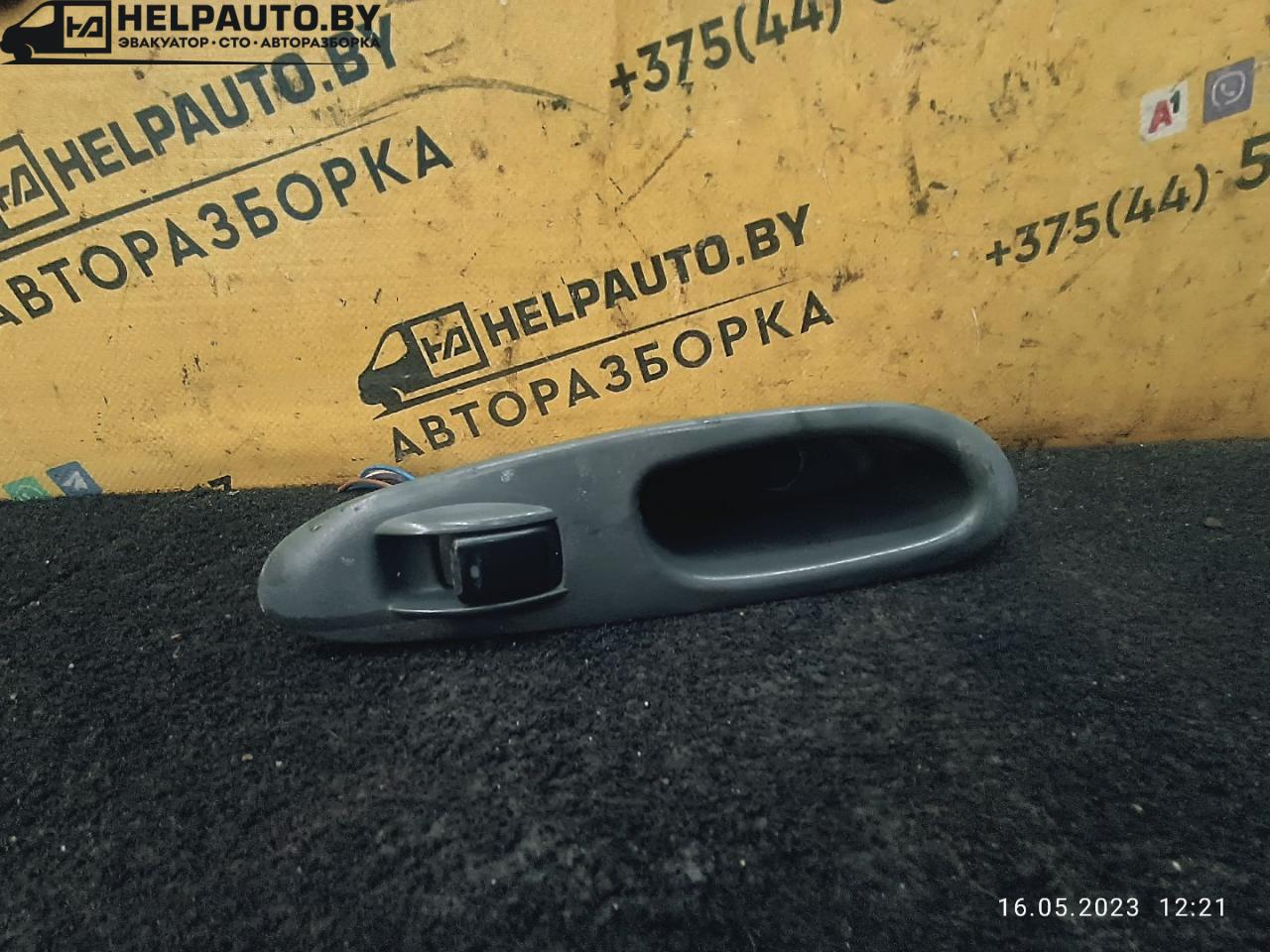 кнопка стеклоподъемника заднего левого Daewoo Nubira J100 1998, 2.0 л., бензин, МКПП, красный / зеленый, седан - фото №1