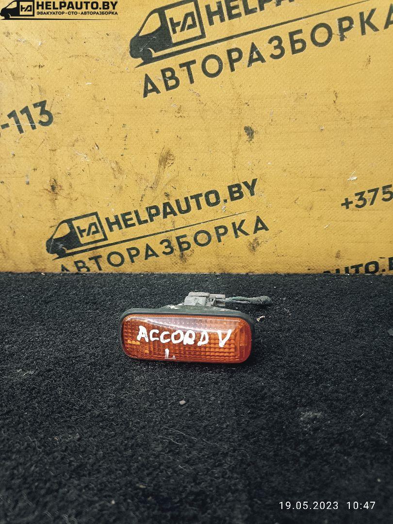 повторитель передний левый Honda Accord 5 поколение 1995, 2.0 л., F20B, бензин, АКПП, черный, седан - фото №1