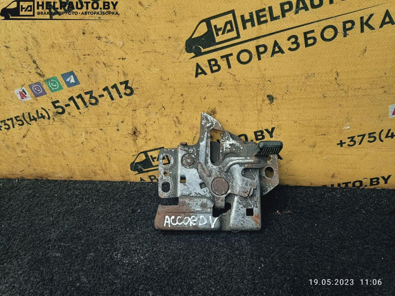 замок капота Honda Accord 5 поколение 1995, 2.0 л., F20B, бензин, АКПП, черный, седан - фото №1