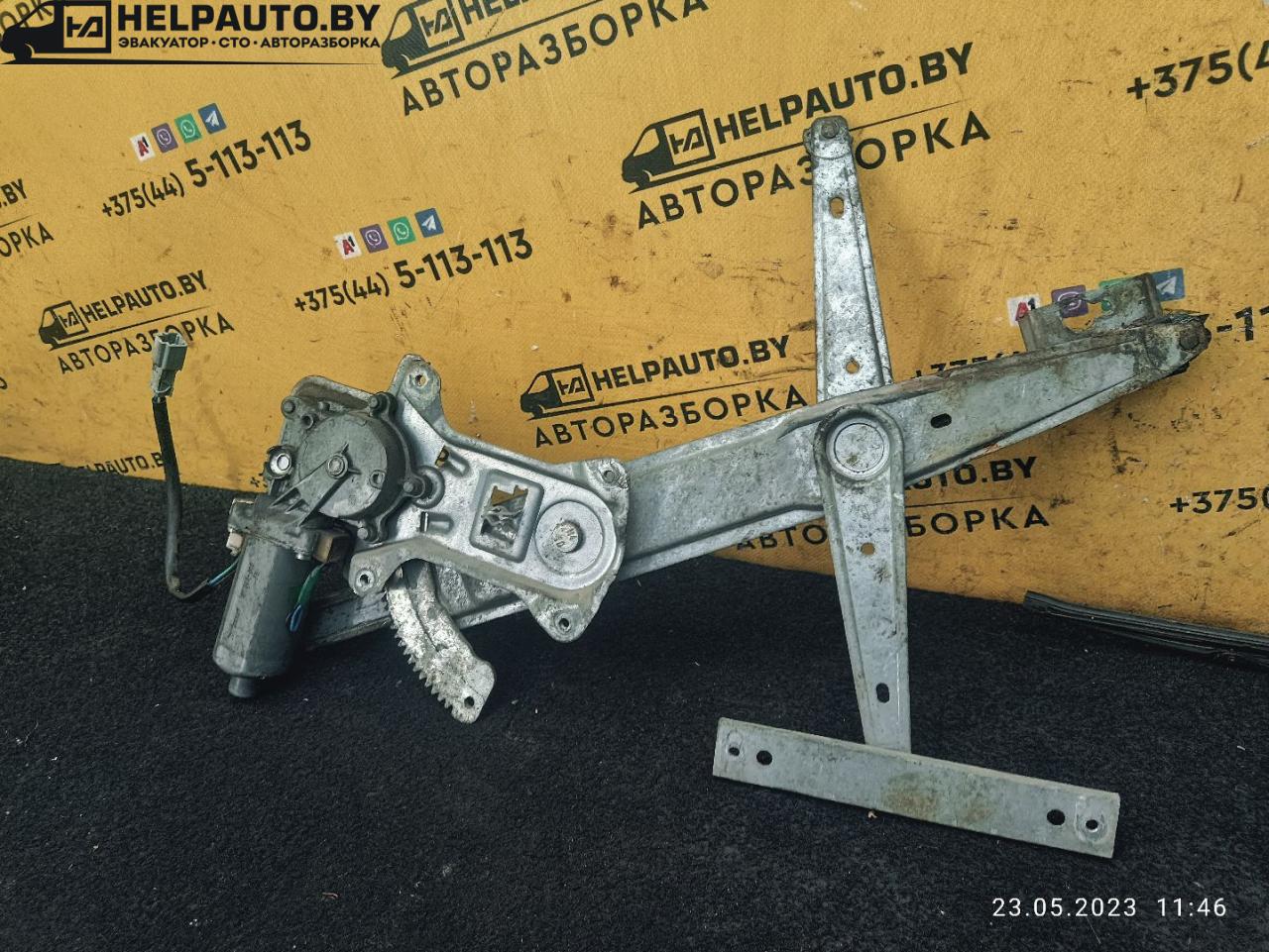 моторчик стеклоподъемника передний правый Honda Accord 5 поколение 1995, 2.0 л., F20B, бензин, АКПП, черный, седан - фото №1