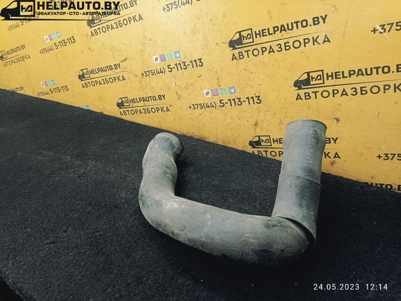 патрубок радиатора Volkswagen Passat B3 1989, 1.9 л., дизель, МКПП, белый, универсал, передний привод - фото №1