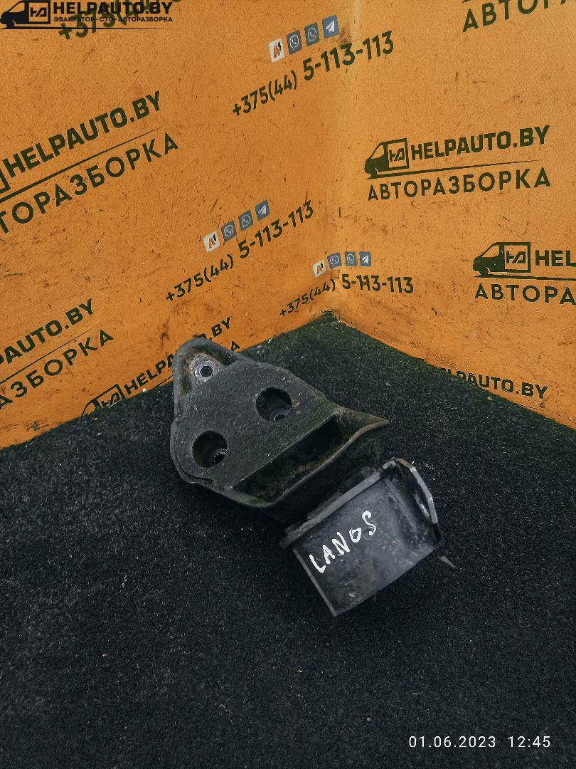 подушка крепления двигателя Daewoo Lanos T100 1997, 1.5 л., бензин, МКПП, белый, седан, передний привод - фото №1