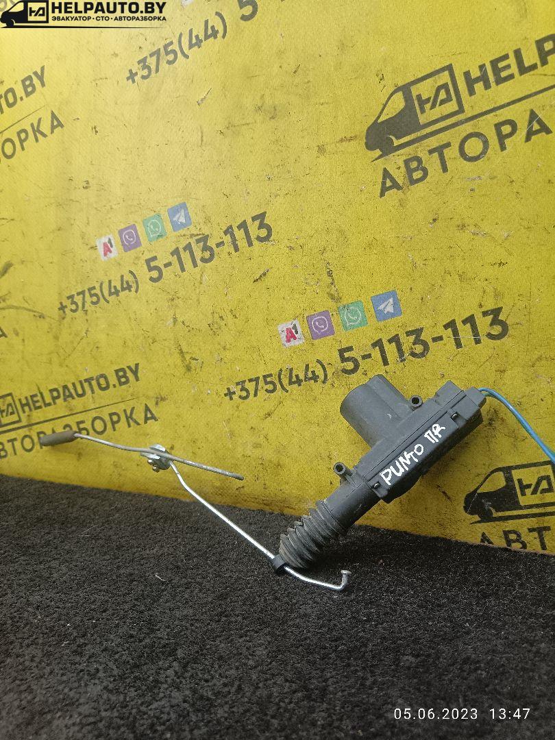 активатор (привод) замка двери Fiat Punto 1 поколение 1997, 1.2 л., бензин, МКПП, синий, хетчбэк 5 дв. - фото №1