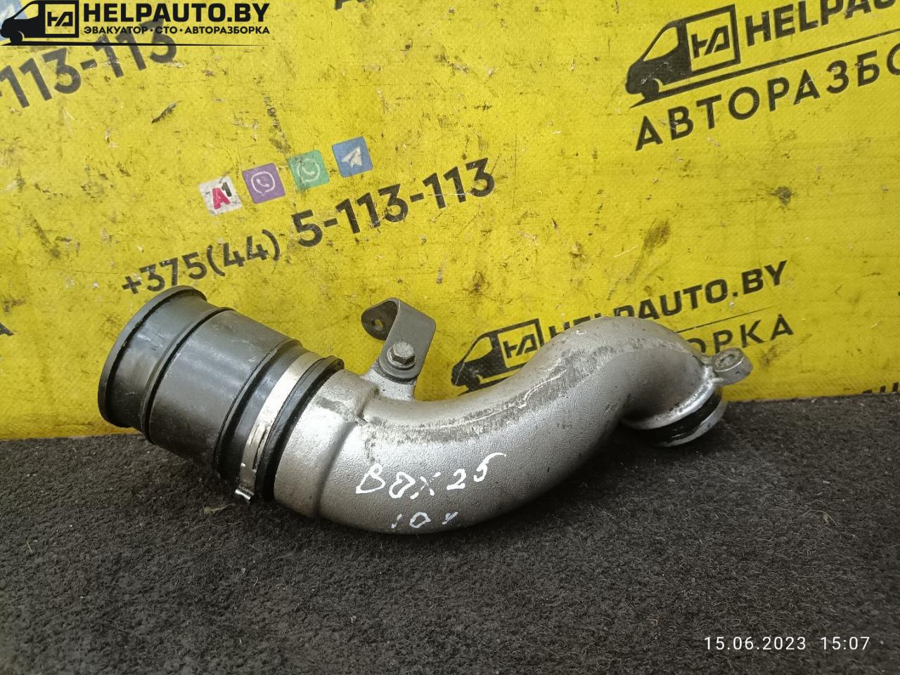 патрубок интеркулера Peugeot Boxer 1 поколение 1999, 2.5 л., THY (DK5ATE), дизель, МКПП, белый, микроавтобус - фото №1
