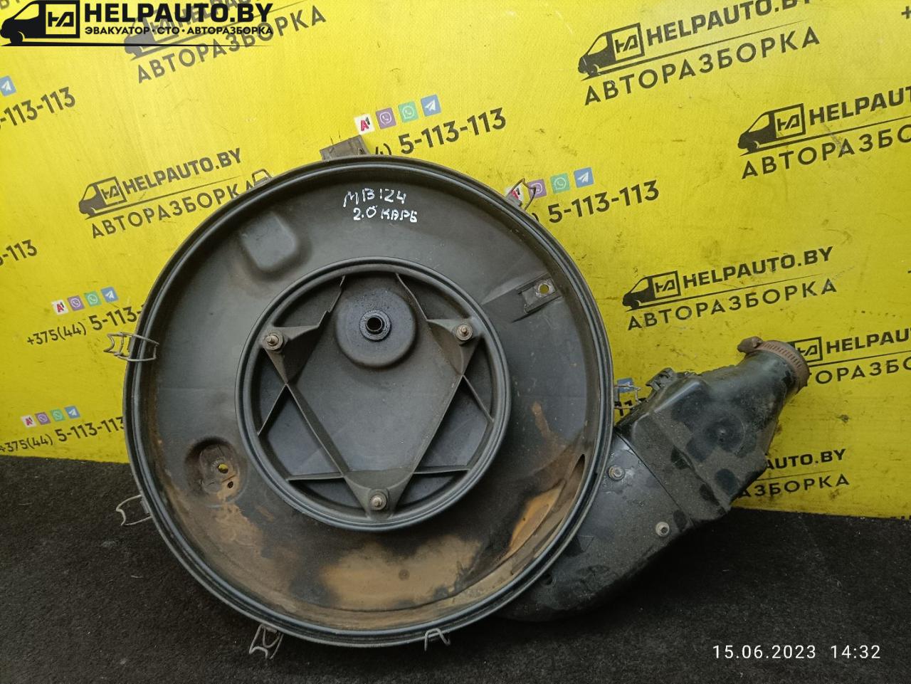 корпус воздушного фильтра Mercedes-Benz E-Класс W124 1987, 2.0 л., karb., бензин, МКПП, седан, задний привод - фото №1
