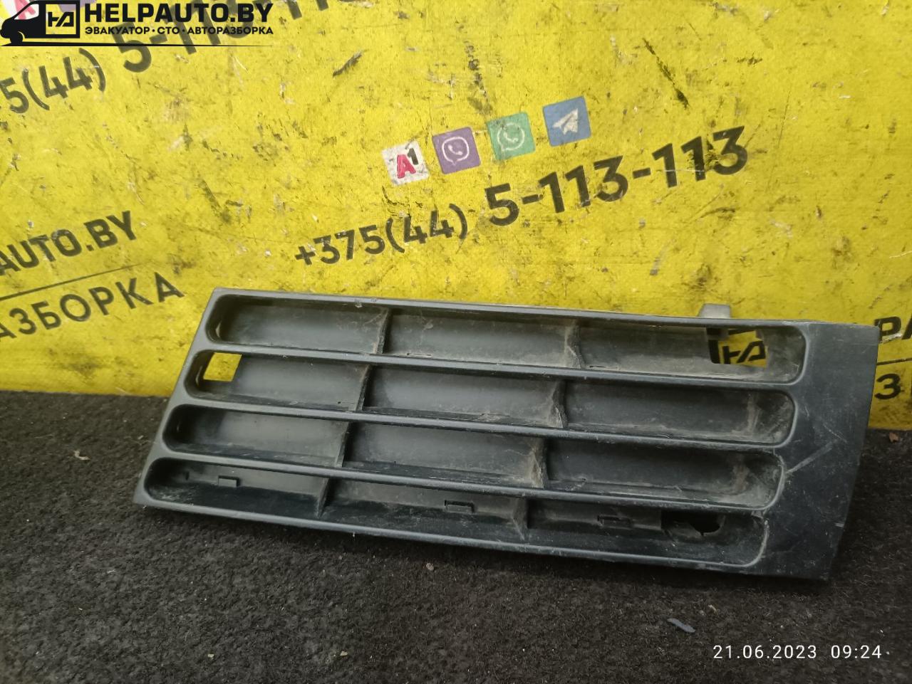 заглушка (решетка) в бампер Audi A4 B5 1998 - фото №1