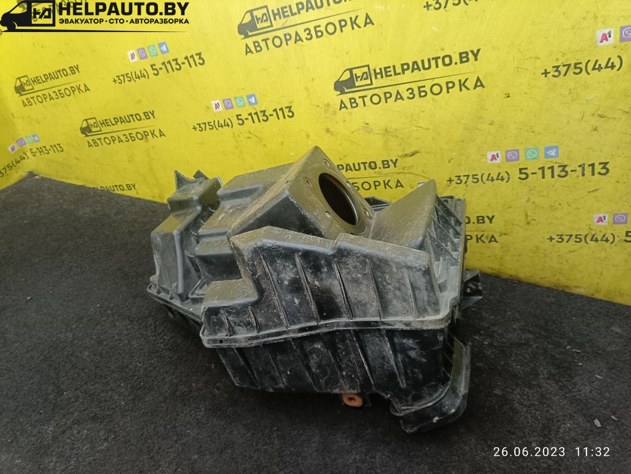 корпус воздушного фильтра Nissan Maxima A33 (2000 - 2005), 3.0 л., бензин, АКПП, белый, седан, передний привод, USA - фото №1