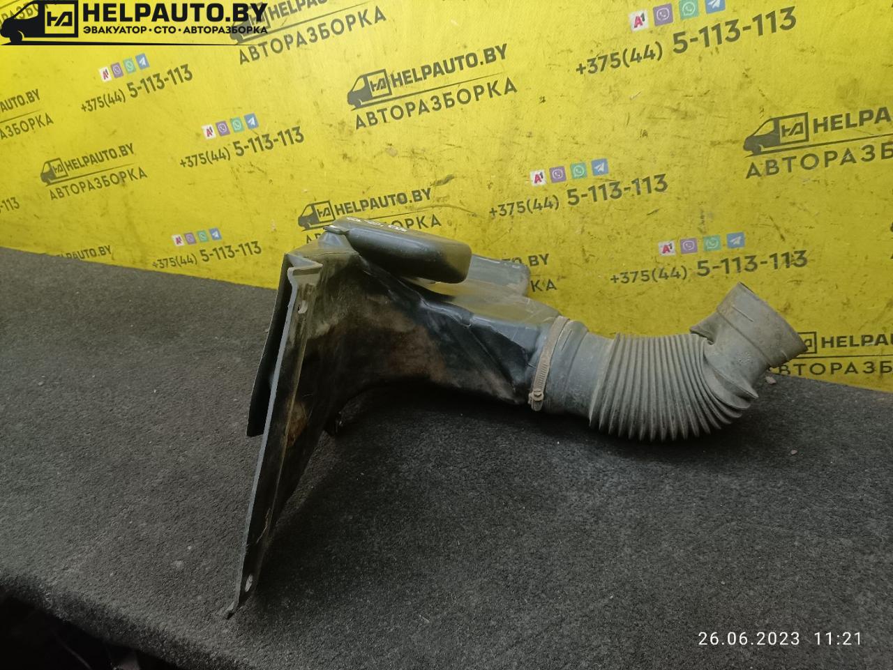 воздухозаборник Nissan Maxima A33 (2000 - 2005), 3.0 л., бензин, АКПП, белый, седан, передний привод, USA - фото №1