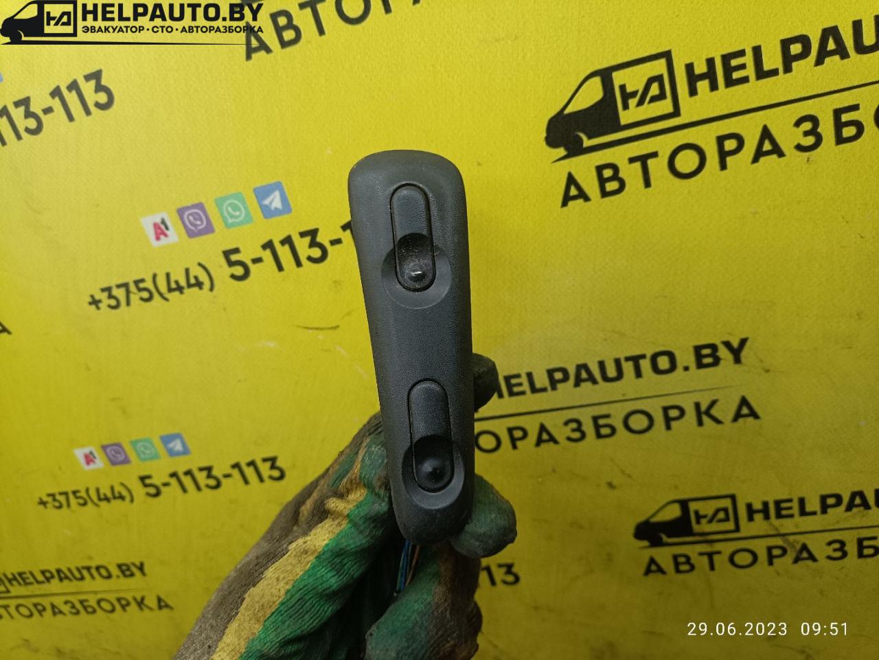 кнопка стеклоподъемника переднего правого Opel Omega B 1997, 2.5 л., X 25 DT, дизель, МКПП, черный, универсал - фото №1