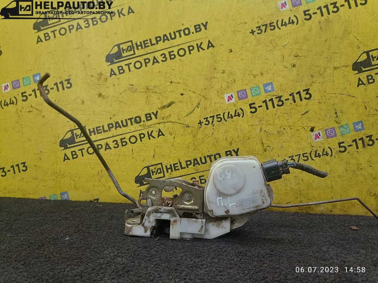 замок двери передней левой Mitsubishi Galant 8 поколение 1998, 2.4 л., бензин, АКПП, бордовый, седан - фото №1