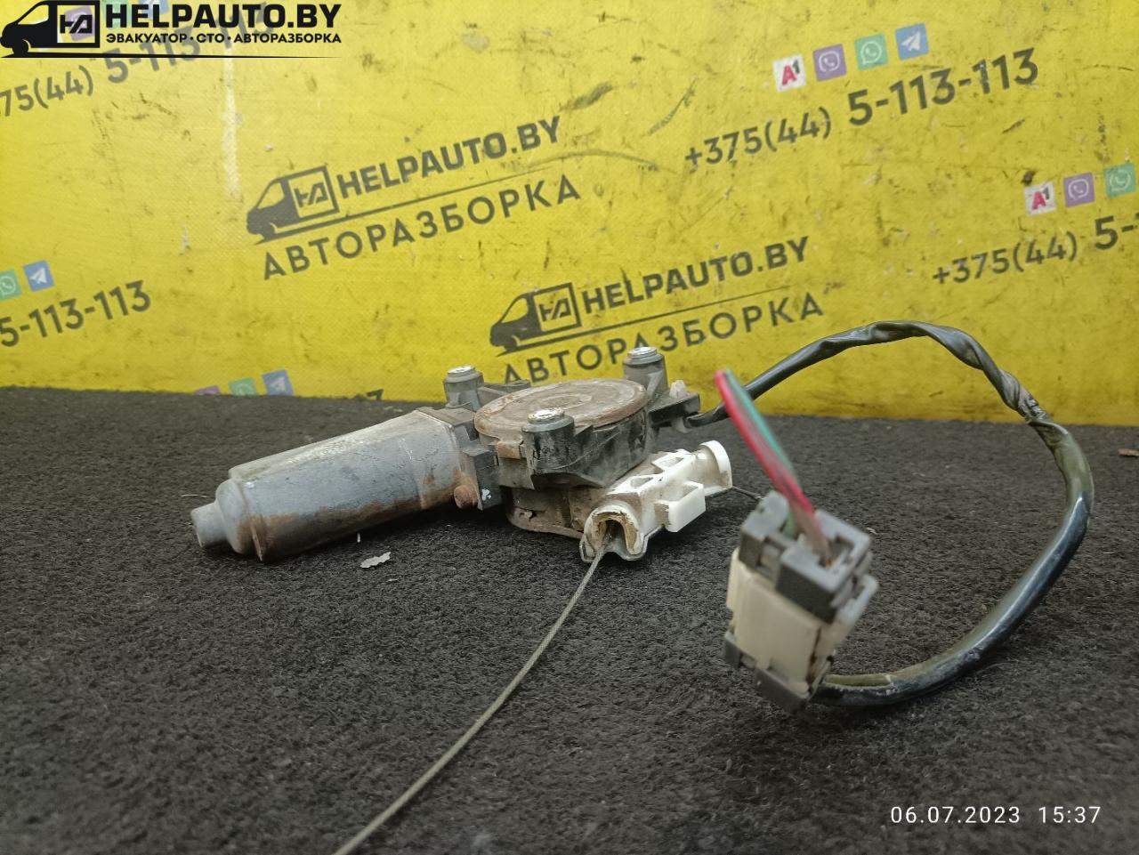 моторчик стеклоподъемника задний левый Mitsubishi Galant 8 поколение 1998, 2.4 л., бензин, АКПП, бордовый, седан - фото №1