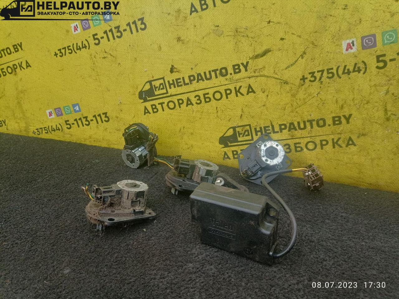 моторчик заслонки печки Renault Safrane 1 поколение (1992 - 1996), 2.2 л., бензин, МКПП, синий, хетчбэк 5 дв. - фото №1