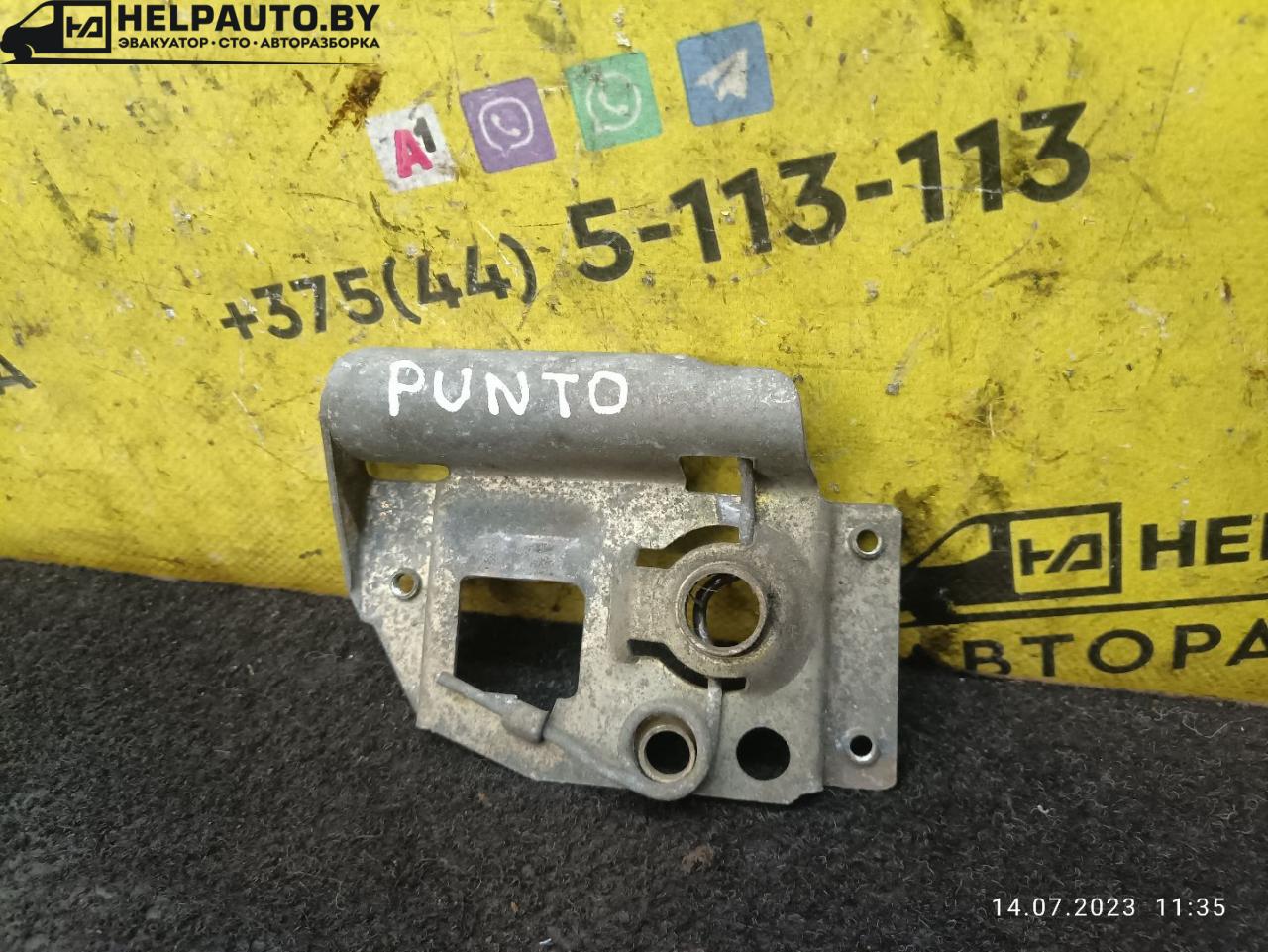 замок капота Fiat Punto 1 поколение 1997, 1.2 л., бензин, МКПП, белый, хетчбэк 5 дв. - фото №1