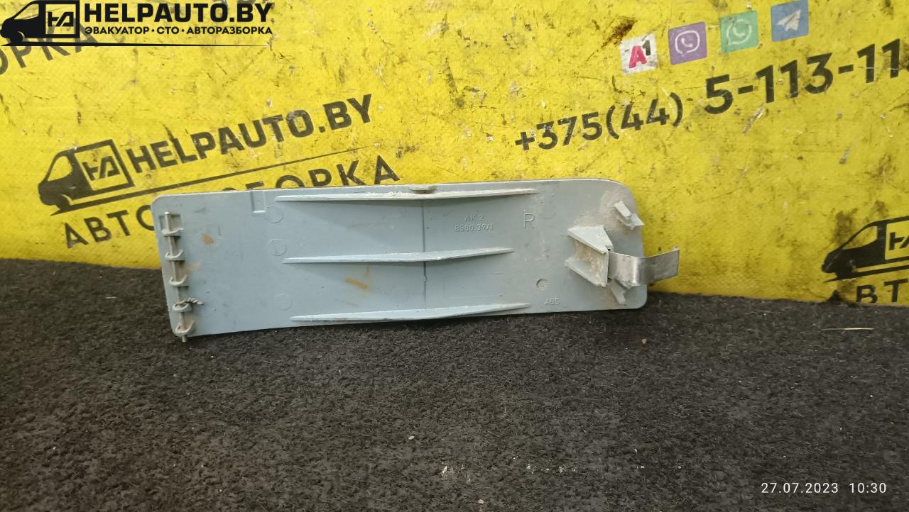 заглушка (решетка) в бампер Volkswagen Passat B4 1995 - фото №1