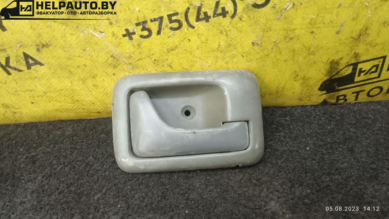 ручка внутренняя задняя правая Suzuki Wagon R 1 поколение 1998, 1.0 л., бензин, МКПП, фиолетовый, хетчбэк 5 дв. - фото №1