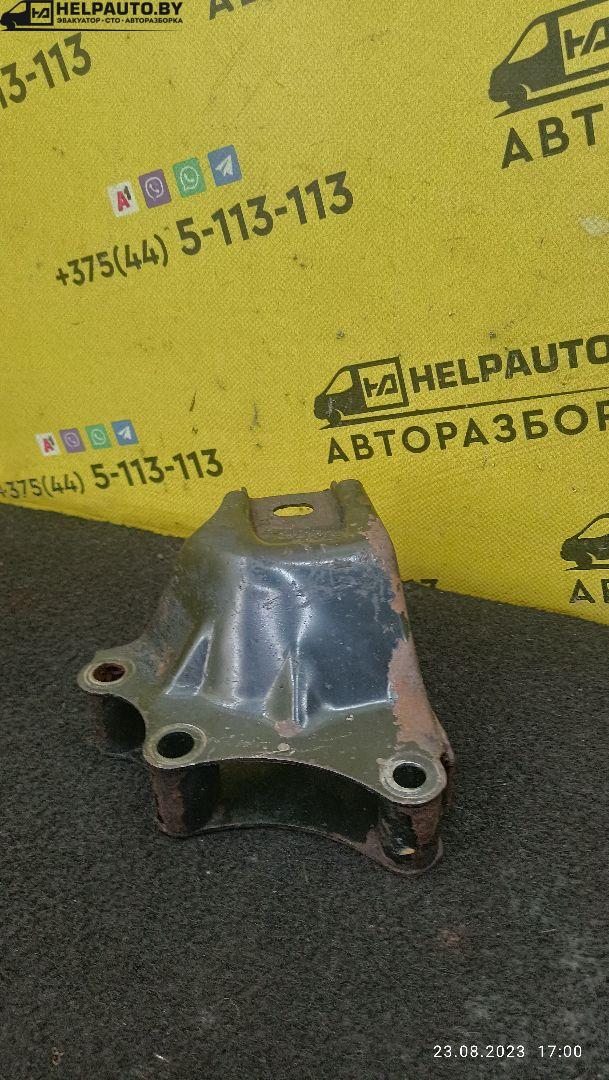кронштейн КПП Mazda 323 6 поколение 1998, 2.0 л., дизель, МКПП, синий, хетчбэк 3 дв. - фото №1