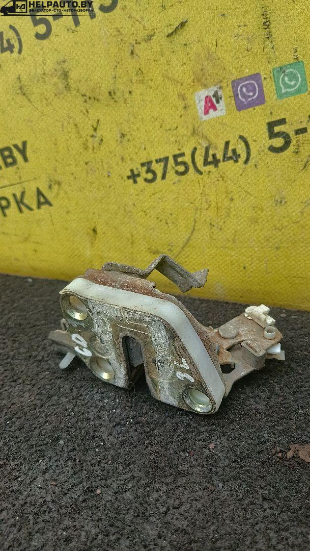 замок двери задней левой Mazda 626 3 поколение GD 1992, 1.8 л., бензин, МКПП, синий, седан - фото №1