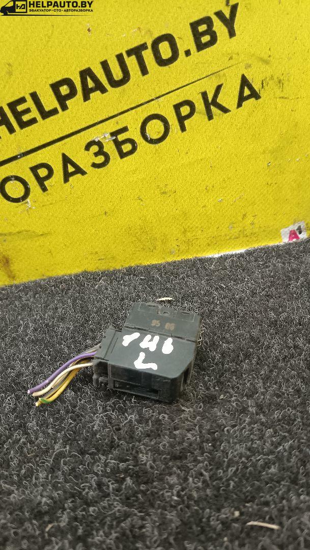 кнопка стеклоподъемника заднего левого Alfa Romeo 146 1 поколение 930B 1996, 1.4 л., бензин, МКПП, черный, хетчбэк 5 дв. - фото №1