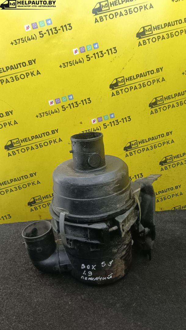 корпус воздушного фильтра Peugeot Boxer 1 поколение 1999, 1.9 л., TDi, DHX (XUD9TE), дизель, МКПП, бордовый, микроавтобус, передний привод - фото №1