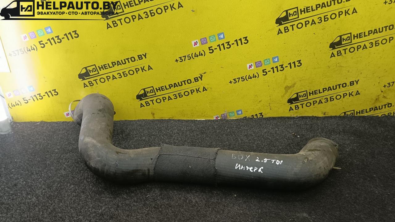 патрубок интеркулера Peugeot Boxer 1 поколение 1999, 2.5 л., THY (DK5ATE), дизель, МКПП, белый, микроавтобус - фото №1
