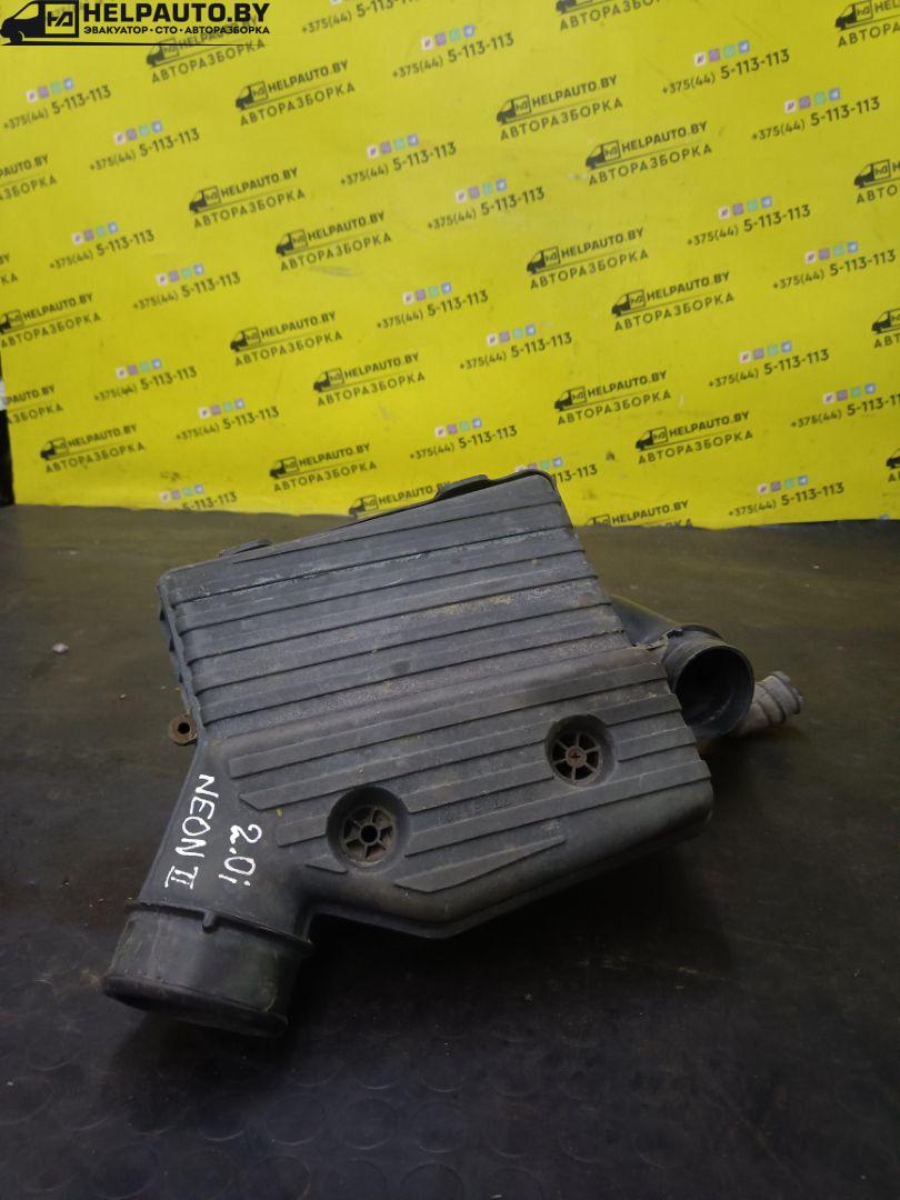 корпус воздушного фильтра Dodge Neon 2 поколение 2004, 2.0 л., бензин, АКПП, красный, седан - фото №1