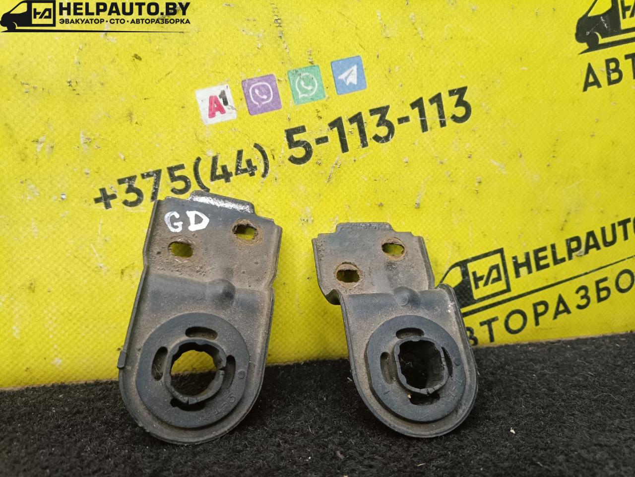 кронштейн радиатора Mazda 626 3 поколение 1990, 2.0 л., F8 (12V), бензин, 5МКПП, серебристый, седан, передний привод - фото №1
