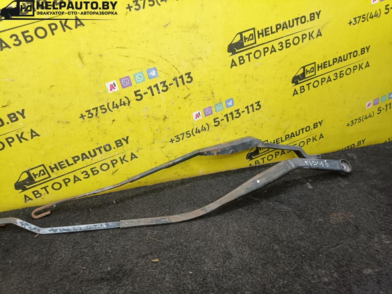 щеткодержатель (поводок стеклоочистителя, дворник) Mazda Xedos 6 1 поколение 1995, 2.0 л., бензин, МКПП, серый, седан, передний привод - фото №1