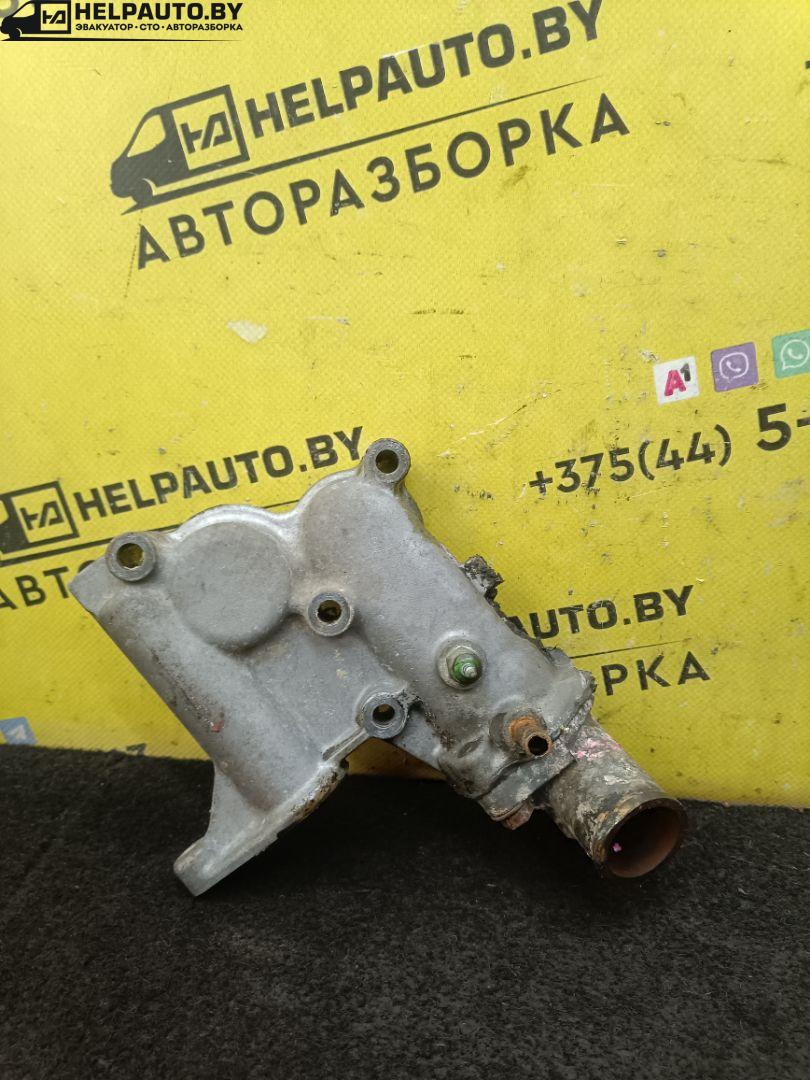 корпус термостата Mazda 626 3 поколение 1990, 1.8 л., бензин, МКПП, серый, седан, передний привод - фото №1