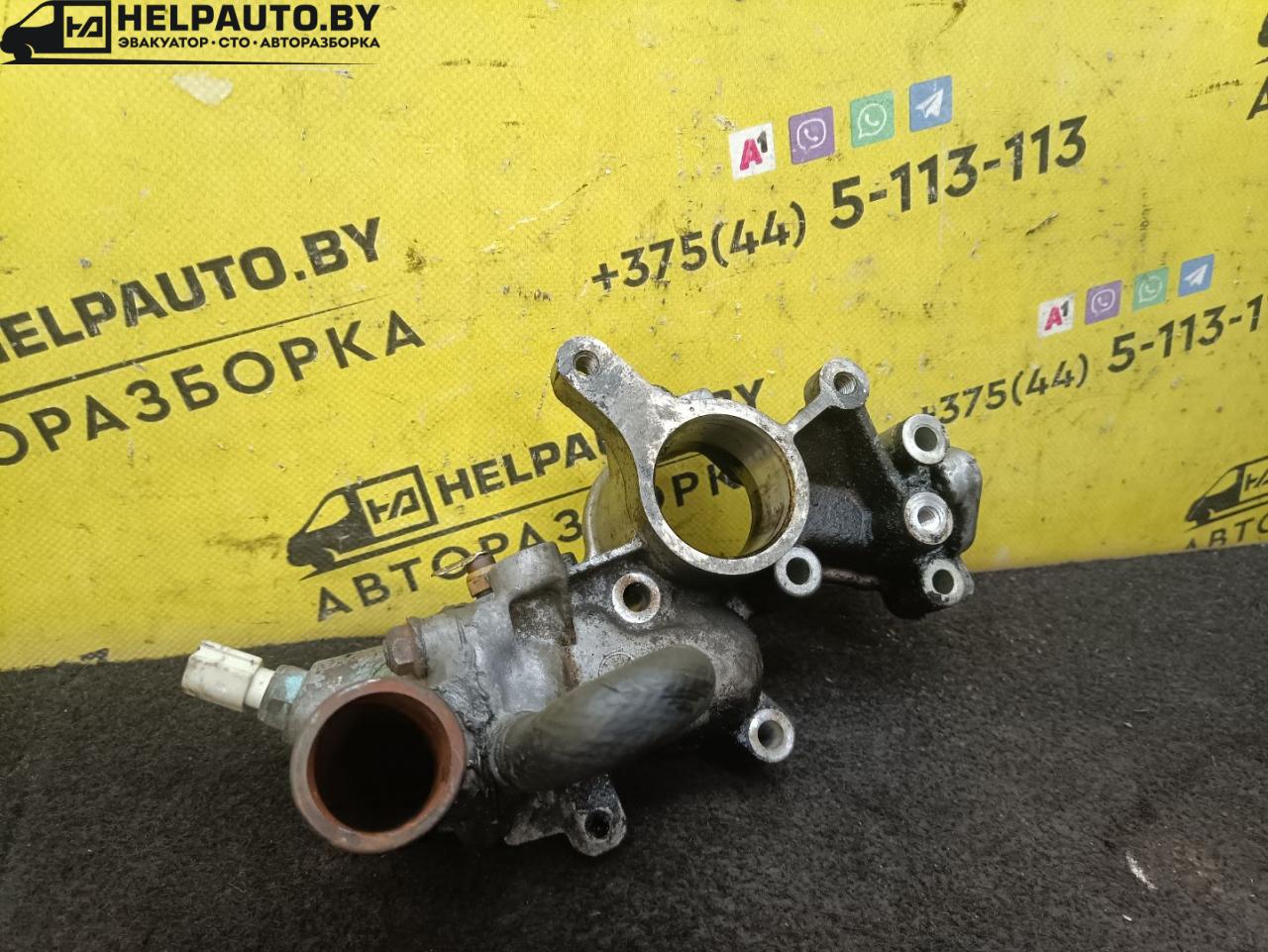 корпус термостата Mazda 626 3 поколение 1990, 2.0 л., F8 (12V), бензин, 5МКПП, серебристый, седан, передний привод - фото №1