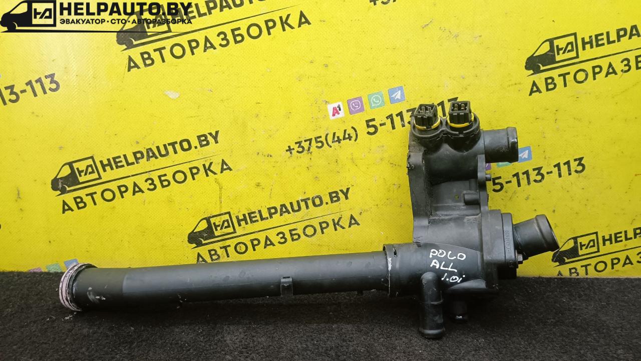 фланец (тройник) системы охлаждения Volkswagen Polo 3 поколение 1999, 1.0 л., ALL, бензин, 5МКПП, зеленый, хетчбэк 3 дв., передний привод - фото №1