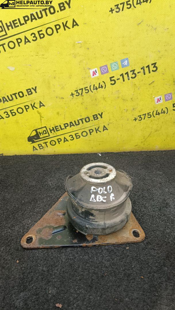 подушка крепления двигателя Volkswagen Polo 3 поколение 1999, 1.0 л., ALL, бензин, 5МКПП, зеленый, хетчбэк 3 дв., передний привод - фото №1