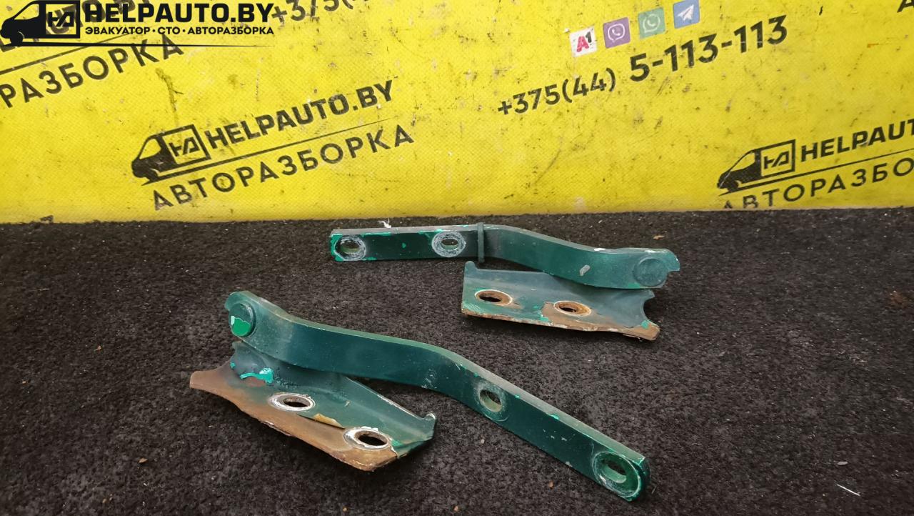 петля капота Volkswagen Polo 3 поколение 1999, 1.0 л., ALL, бензин, 5МКПП, зеленый, хетчбэк 3 дв., передний привод - фото №1