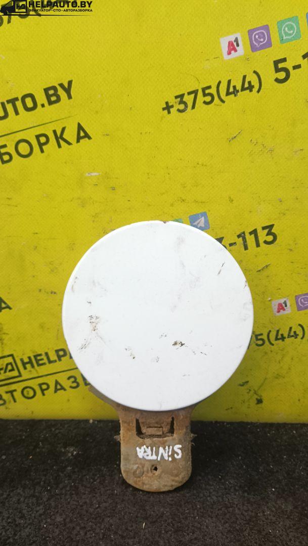 лючок топливного бака Opel Sintra 1 поколение 1999, 2.2 л., X 22 XE, бензин, МКПП, белый, минивэн, передний привод - фото №1