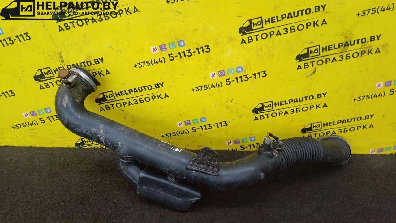 патрубок воздушного фильтра Opel Vectra B 1997, 1.6 л., X 16 XEL, бензин, МКПП, красный, седан, передний привод - фото №1