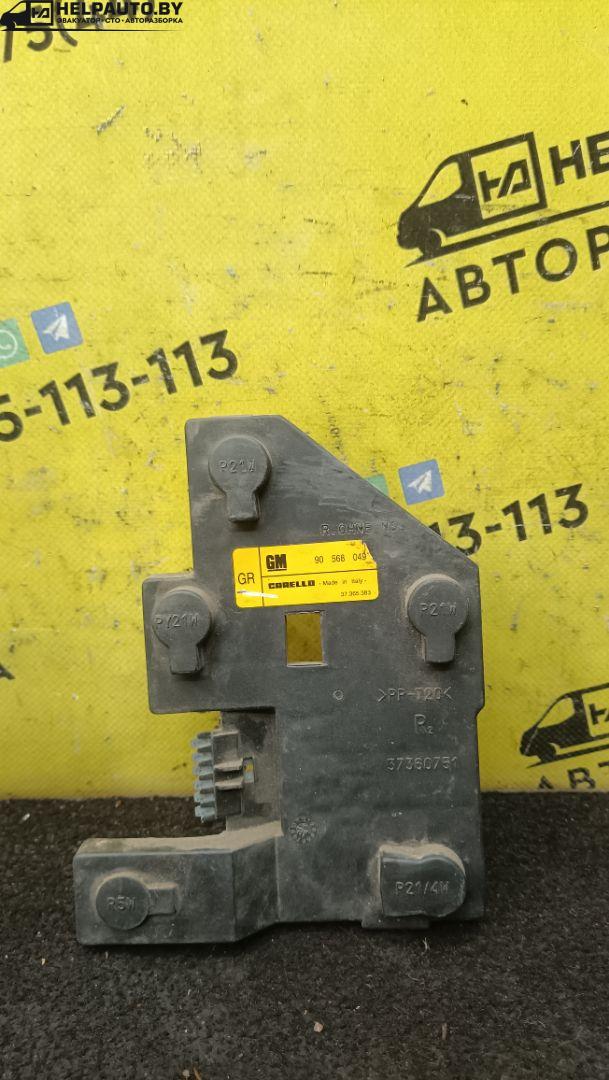 панель заднего правого фонаря Opel Vectra B 1997, 1.6 л., X 16 XEL, бензин, МКПП, красный, седан, передний привод - фото №1