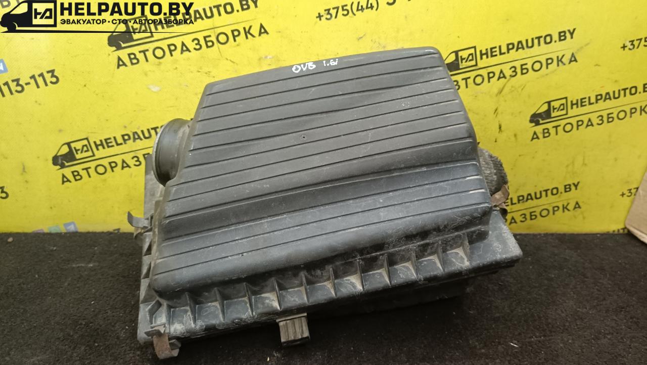 корпус воздушного фильтра Opel Vectra B 1997, 1.6 л., X 16 XEL, бензин, МКПП, красный, седан, передний привод - фото №1