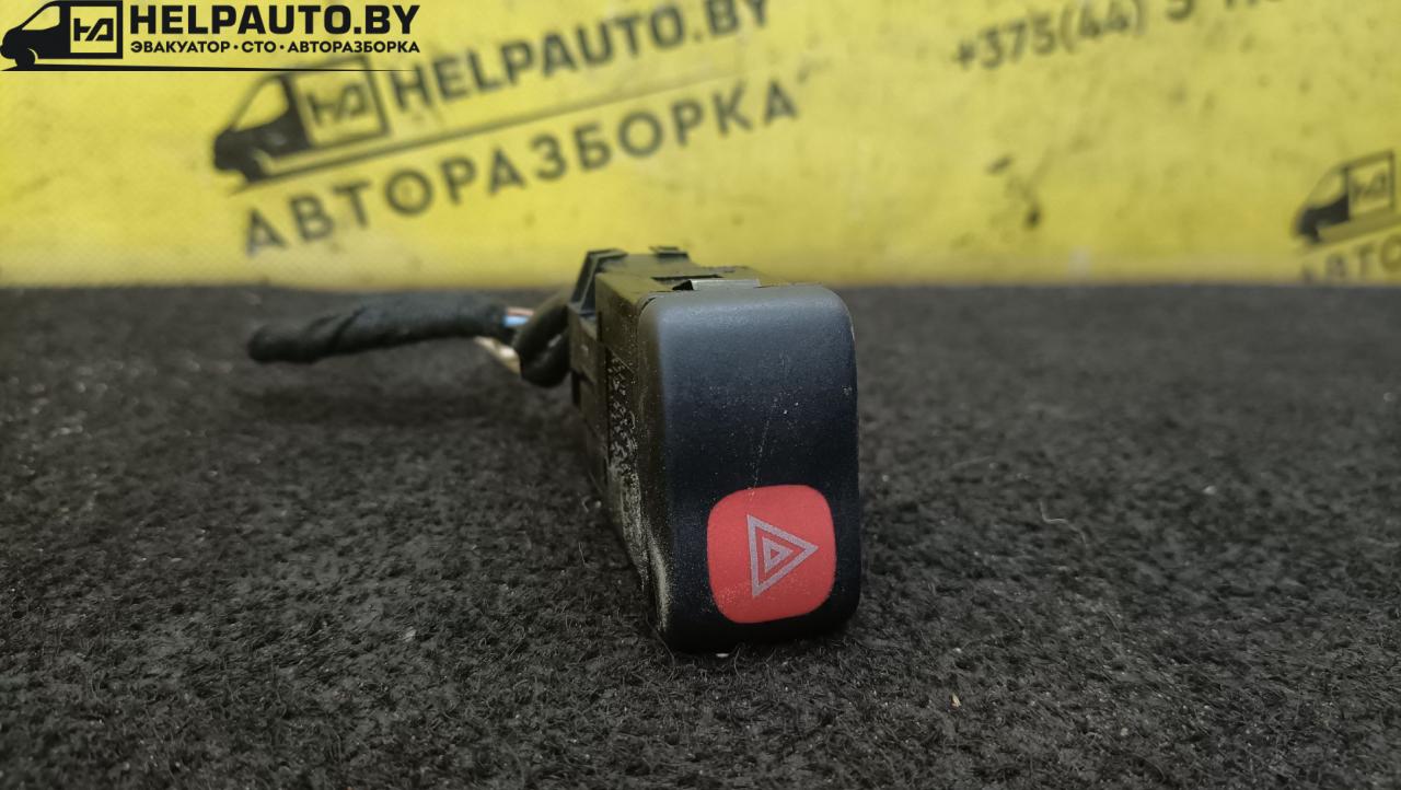 кнопка аварийной сигнализации Volkswagen Polo 3 поколение 1999, 1.4 л., бензин, МКПП, черный, хетчбэк 3 дв., передний привод - фото №1