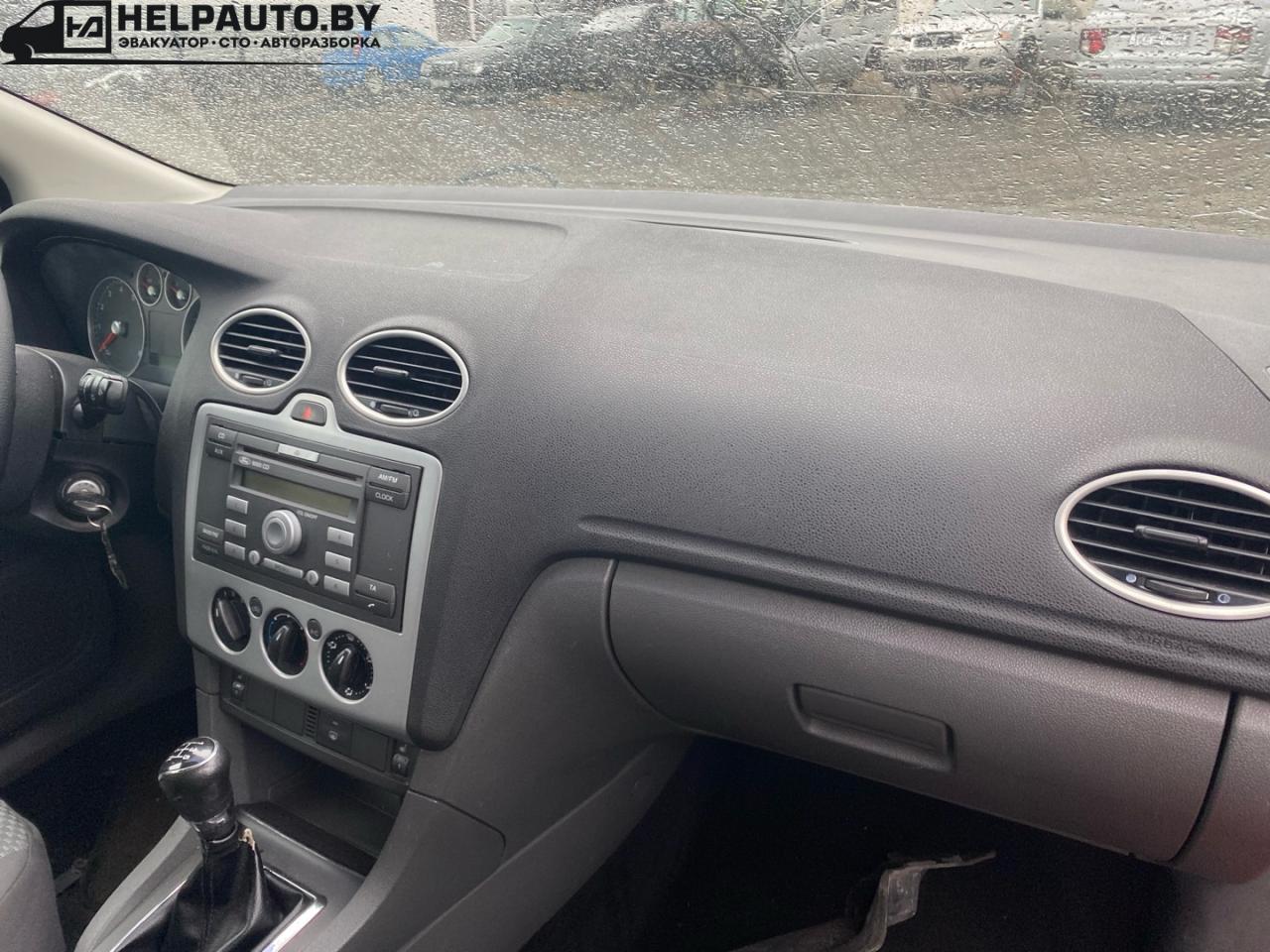 панель передняя салона (торпедо) Ford Focus 2 поколение 2006, 1.6 л., HWDA, бензин, МКПП, красный, хетчбэк 5 дв., передний привод - фото №1
