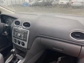 панель передняя салона (торпедо) Ford Focus 2 поколение 2006, 1.6 л., HWDA, бензин, МКПП, красный, хетчбэк 5 дв., передний привод