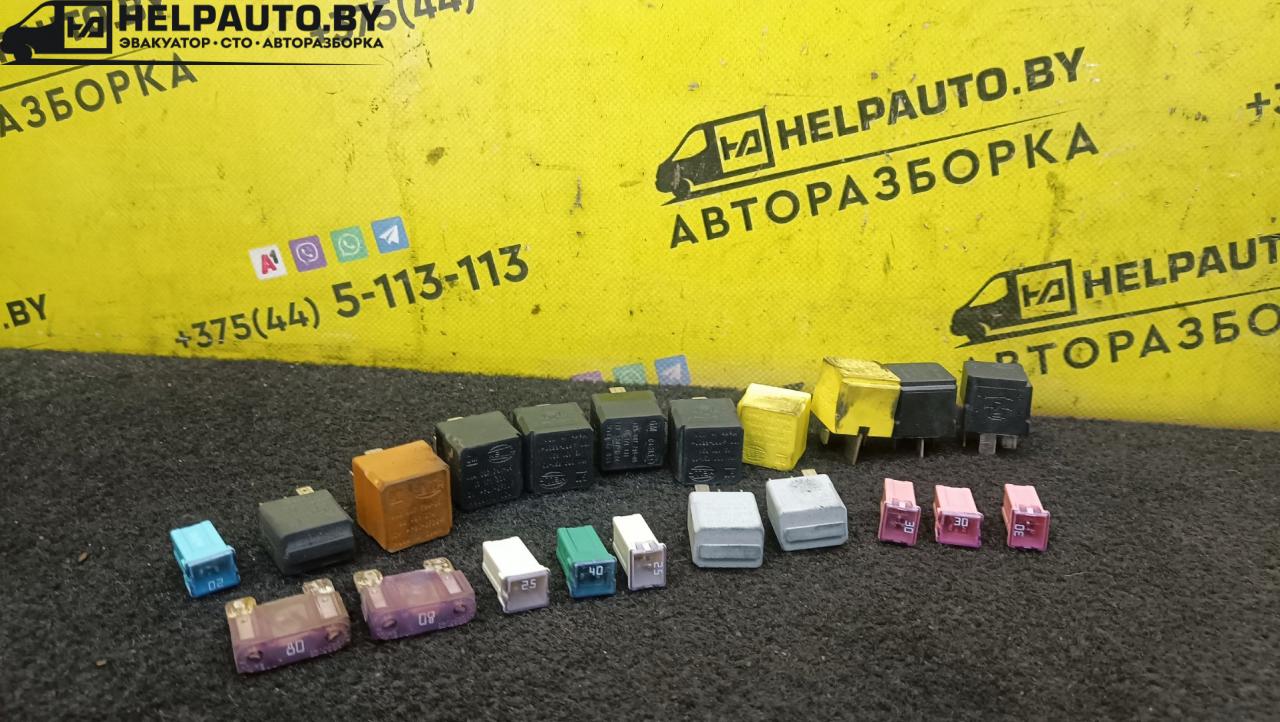 блок предохранителей Opel Astra H 2005, 1.7 л., дизель, МКПП, синий, хетчбэк 5 дв., передний привод - фото №1