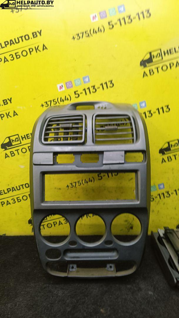 консоль салона Hyundai Accent 3 поколение (MC) 2009, 1.5 л., бензин, 5МКПП, синий, седан - фото №1