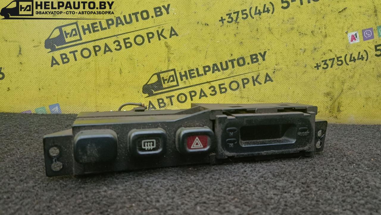 кнопка (выключатель) Mazda 323 5 поколение 1994, 1.8 л., BP (DOHC), бензин, МКПП, красный, хетчбэк 5 дв., передний привод - фото №1