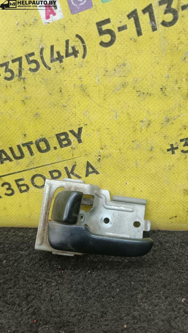 ручка внутренняя передняя левая Mazda 323 5 поколение 1994, 1.8 л., BP (DOHC), бензин, МКПП, красный, хетчбэк 5 дв., передний привод - фото №1