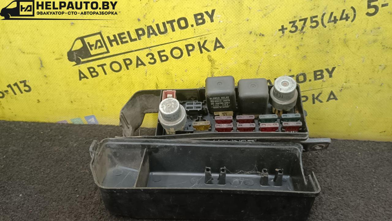блок предохранителей Toyota Corolla 5 поколение (E80) 1984, 1.3 л., бензин, МКПП, красный, хетчбэк 5 дв., передний привод - фото №1